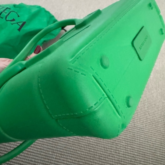 Bottega Veneta THE ARCO rubber tote bag - Picture 8 of 12